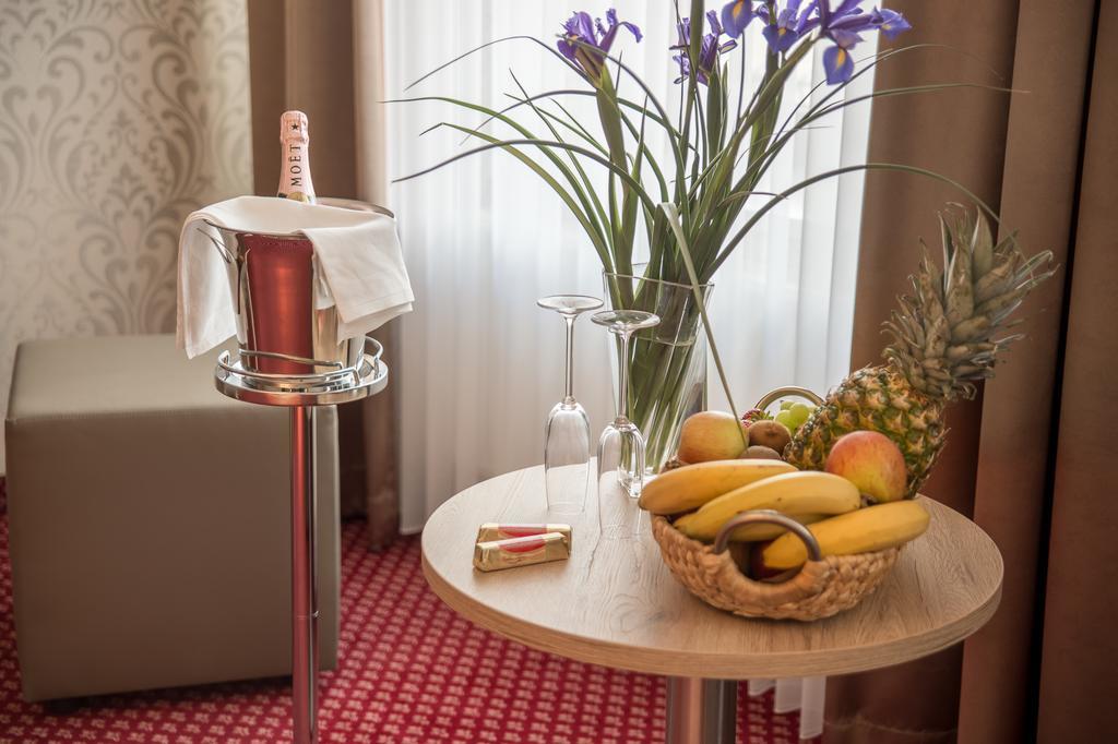 Hotel Schwarzer Adler Tangermuende Luaran gambar