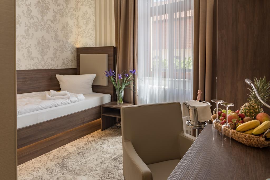 Hotel Schwarzer Adler Tangermuende Luaran gambar